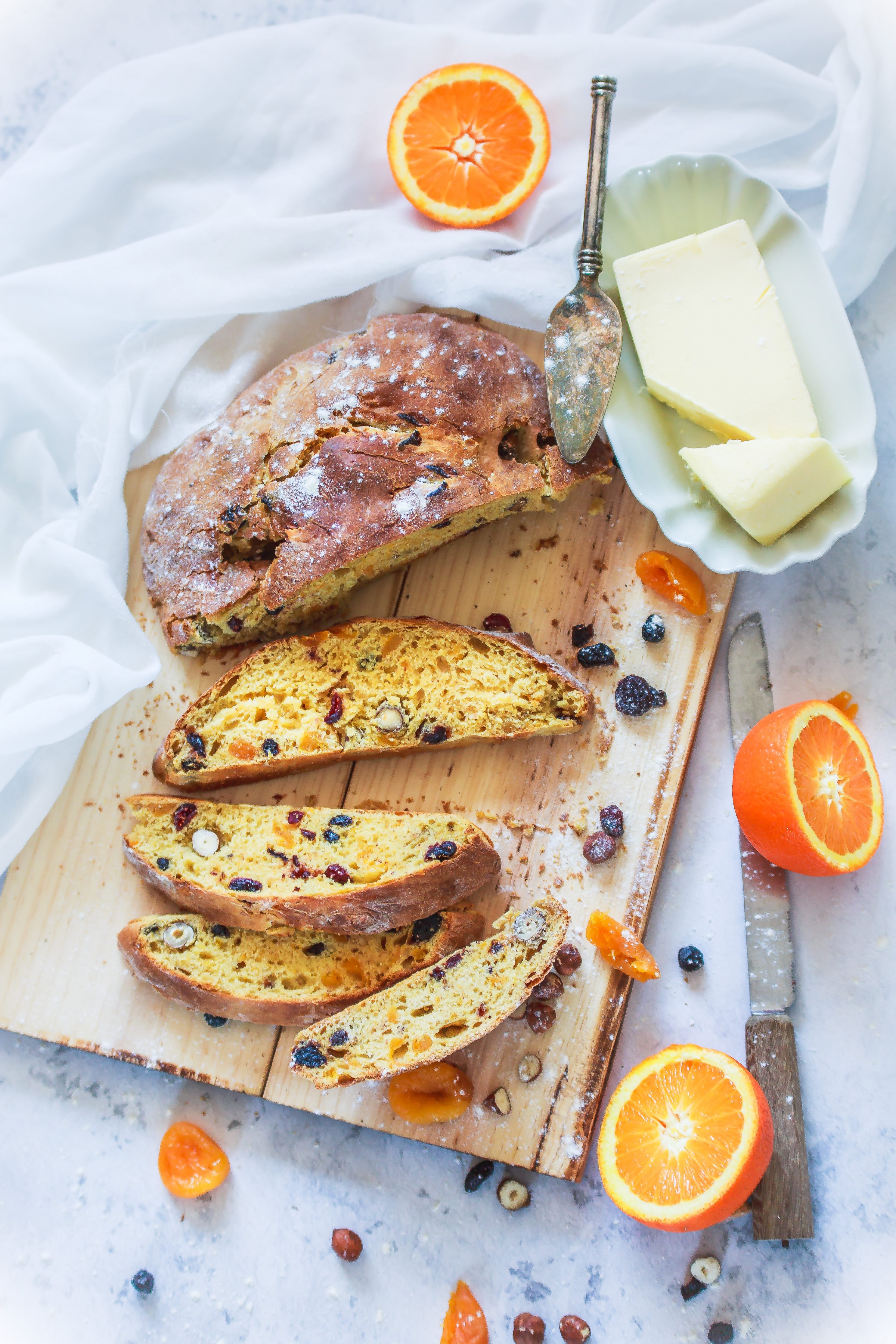 Recette du pain brioché aux abricots, noisettes, pruneaux et jus d'orange.
Photographe et styliste culinaire France.