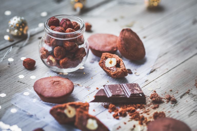 Sablés chocolat fourrés à la pâte à tartiner et noisette
