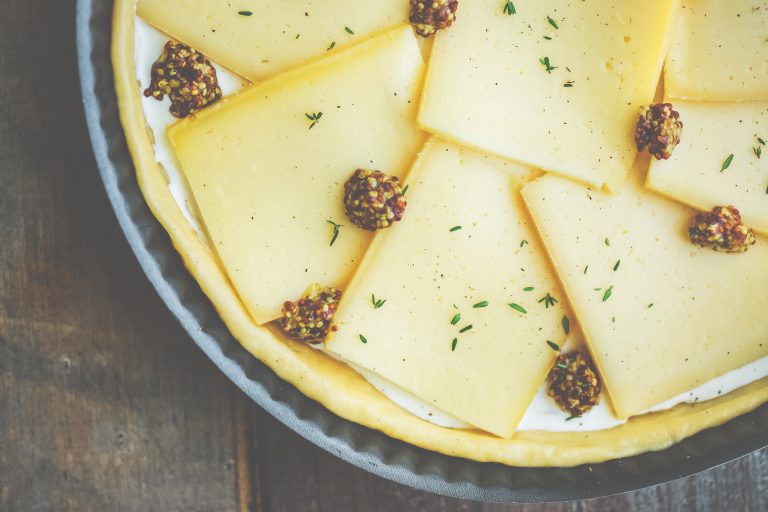 Tarte briochée à la raclette, moutarde et thym
