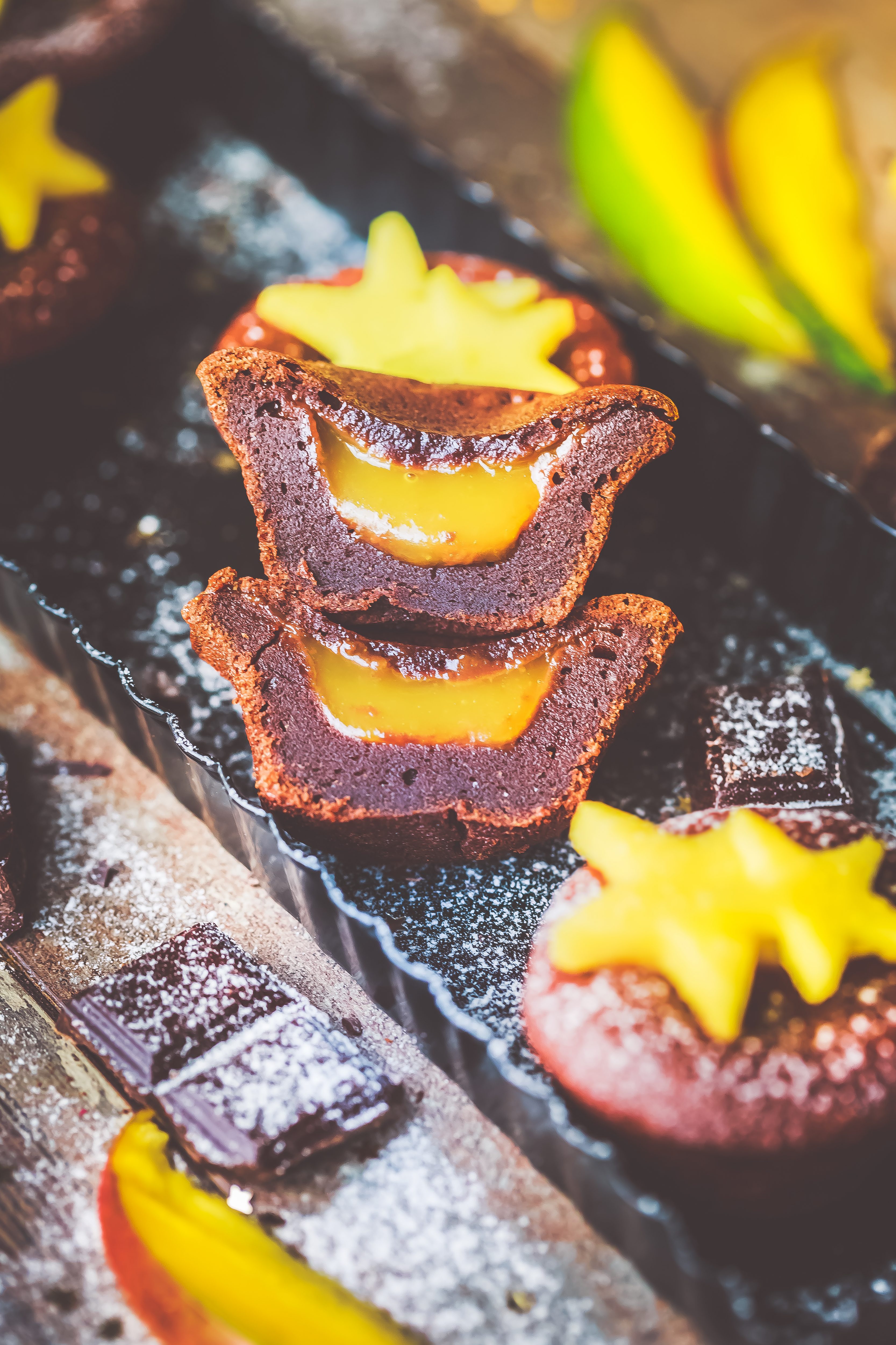 Petits gâteaux au chocolat coeur fondant à la mangue.